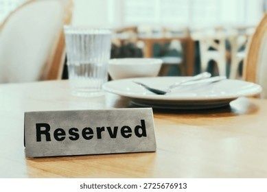 Reserviert-Schild auf einem gedeckten, offenbar unbesetzten Restauranttisch